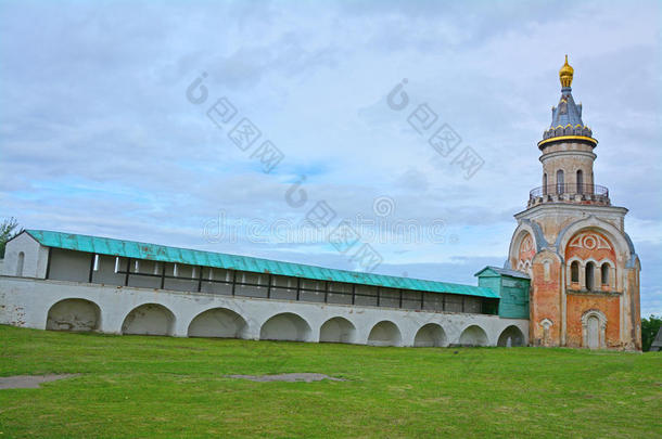 托日霍克市诺沃托日斯基鲍里索格里夫斯基修道院的蜡烛塔和修道院墙壁