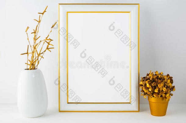 框架模型与白色花瓶和金色花盆