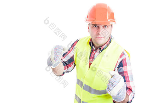 愤怒的建筑工人准备揍人