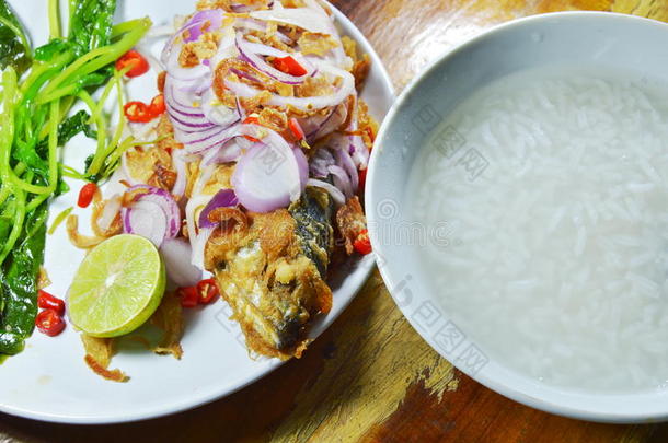 深煎鲭鱼沙拉吃热煮米饭