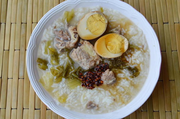 煮饭在腌制的大白菜和猪肉骨汤，鸡蛋敷料油炸辣椒酱