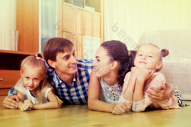家庭<strong>价值观</strong>：父母与小女孩在室内的肖像