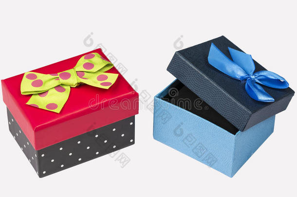 有趣的红色黑色礼品盒与绿色丝带和蓝色礼品盒与丝带隔离在白色
