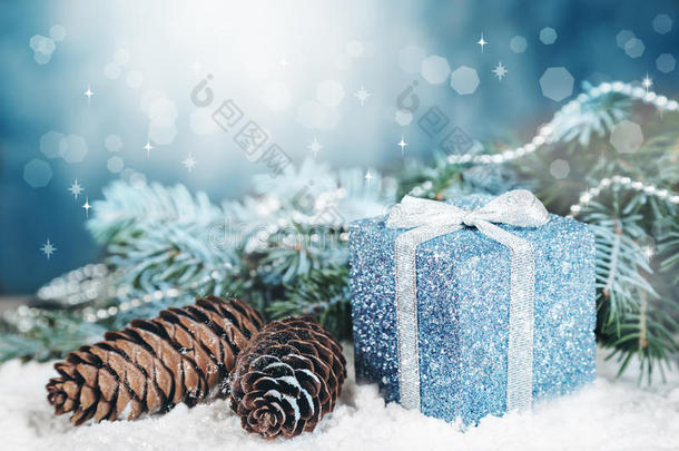 圣诞卡，礼品锥，冷杉枝，装饰与Bokeh