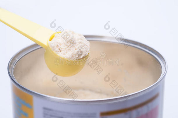 婴儿奶粉在用勺子打开的罐子里