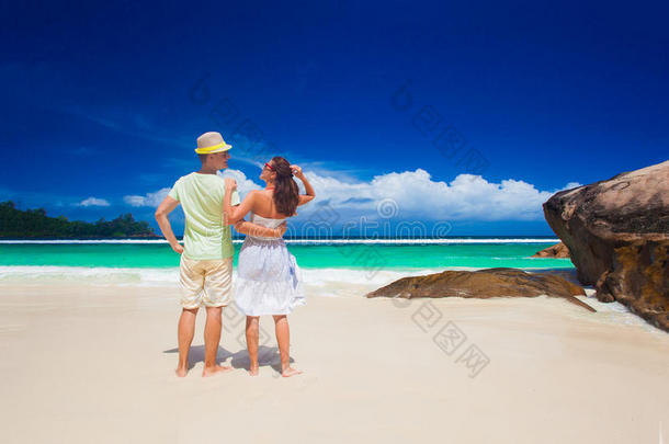一对迷人的夫妇在白拉扎尔海滩享受晴天。 <strong>马赫</strong>，塞舌尔