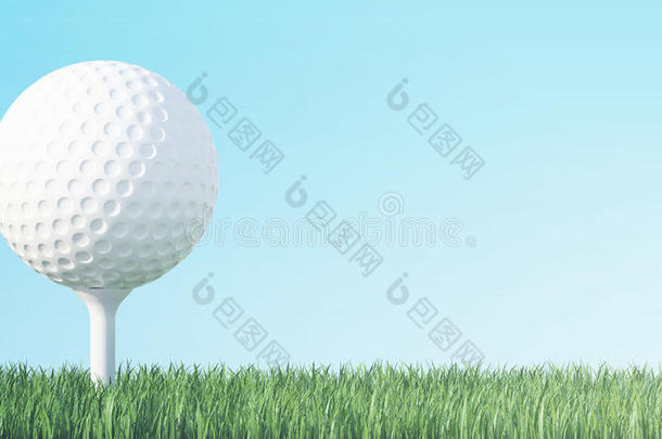 高尔夫球在<strong>绿草</strong>地上准备射击，<strong>蓝天</strong>背景。 三维插图