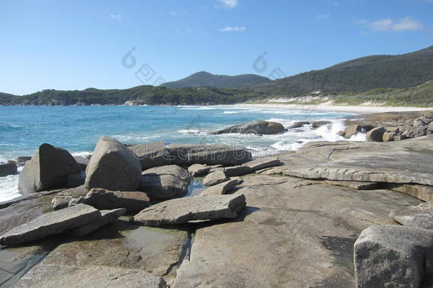 澳大利亚岩石海岸和海滩，有巨大的岩石和本土植物