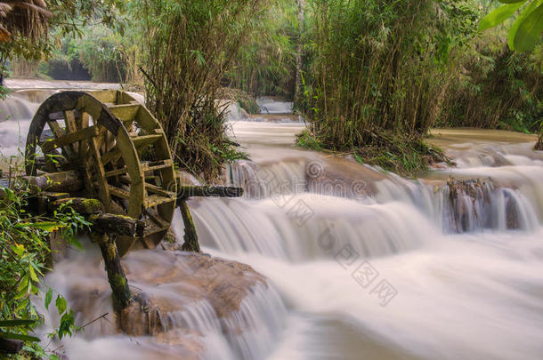 瀑布中的山洪在TATKuangSiLuangPrabang，老挝