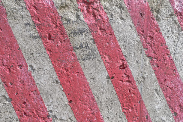混凝土墙有红色条纹，景观风格，格栅混凝土表面，大背景或纹理