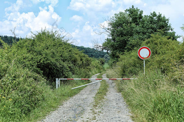 在田间道路上有驾驶禁令标志的封闭酒吧