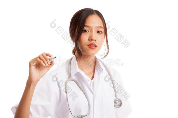 年轻的亚洲女医生，红色标记聚焦在标记处