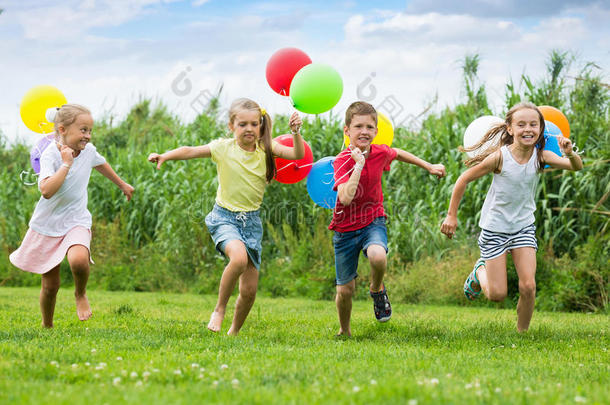 孩子们和气球玩游戏