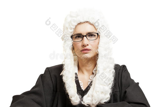 女法官戴着假发和带眼镜的背幔