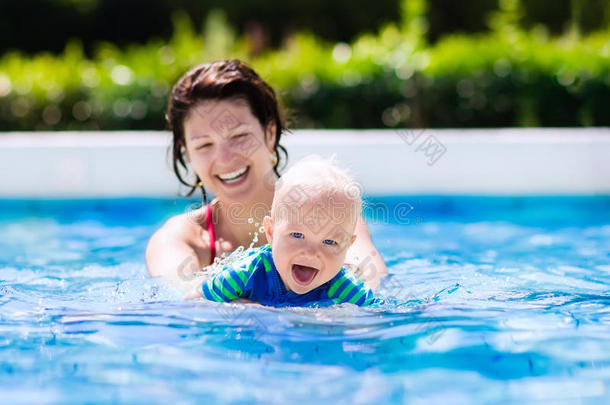 妈妈和宝宝在游泳池里