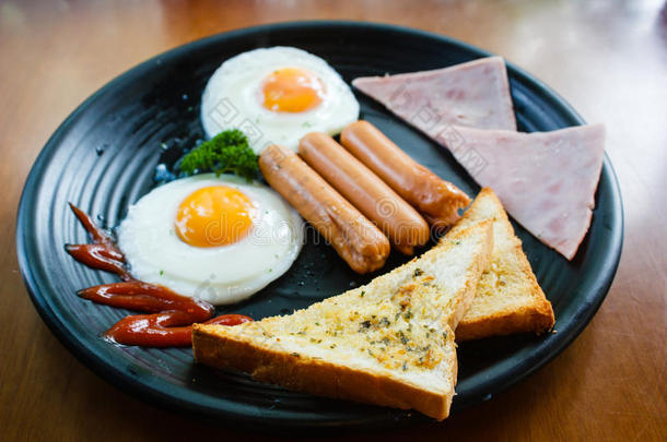 早餐有煎鸡蛋、培根和香肠。