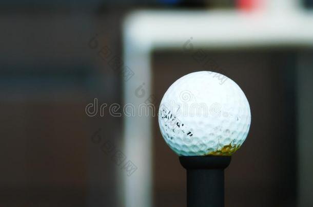 在发球台上收球退役高尔夫球手在高尔夫球场上挥杆击球