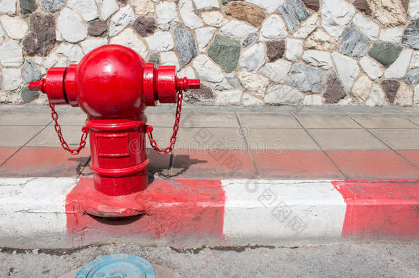 街道上的亚洲消防栓。 典型的红色消防栓亚洲街。