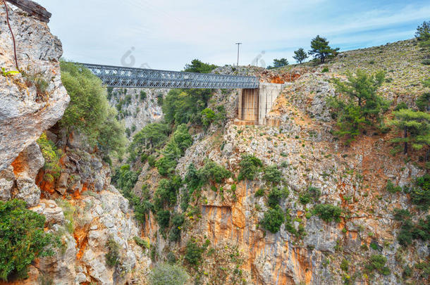 著名的桁架桥在阿拉登纳峡谷，克里特