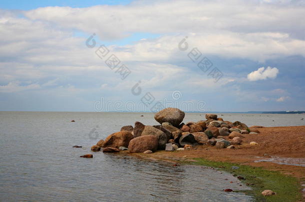 芬兰湾，圣彼得堡度假<strong>胜地</strong>。 在度假<strong>胜地</strong>海滩上的海角上的石头。