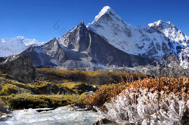 阿尔卑斯山秋天徒步旅行喜马拉雅山喜马拉雅山脉