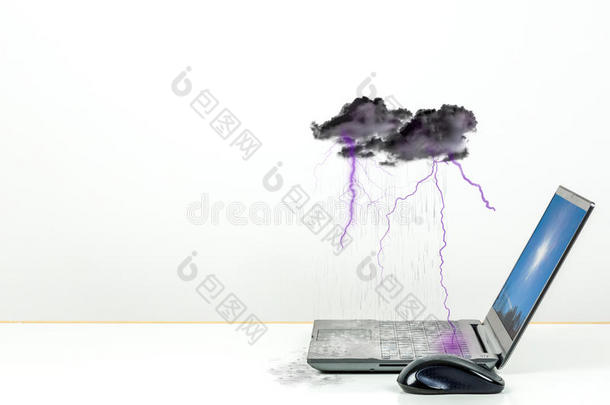 恶劣的天气，暴雨和闪电覆盖湿笔记本电脑。