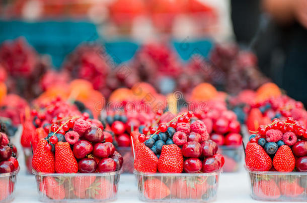 市场上的浆果水果。 市场上的蓝莓、覆盆子、草莓、樱桃和黑莓