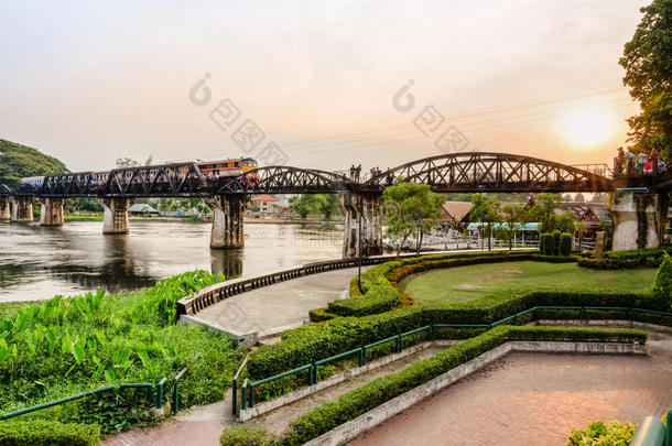日落时在葵河上的桥