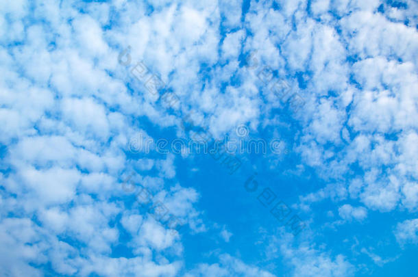 云层映衬着蓝天。 用于艺术纹理或网页设计和网页背景。