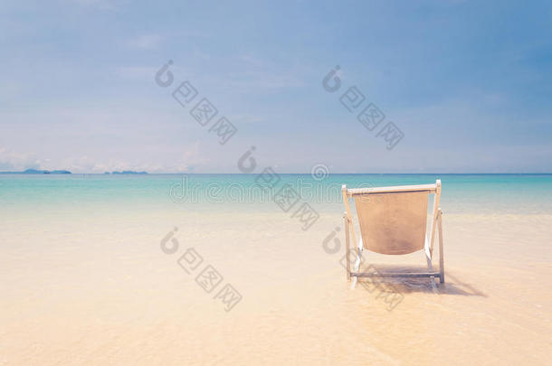 海滩上有蓝天的沙滩椅子