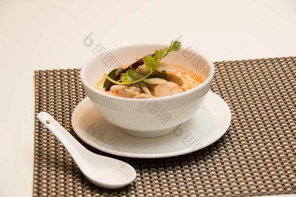 一杯新鲜蘑菇素食汤
