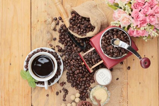 咖啡磨床与咖啡豆和杯子浓缩咖啡。