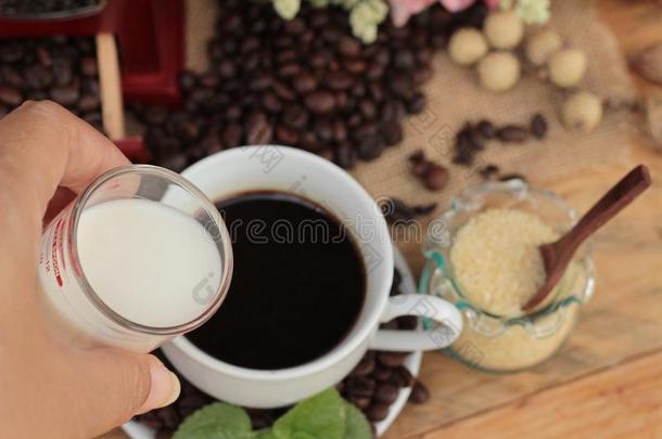 咖啡磨床与咖啡豆和杯子浓缩咖啡。