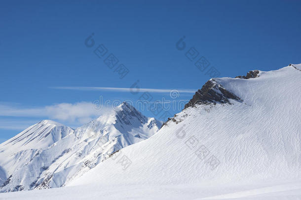 高山白雪覆盖的岩石明亮的冬日。