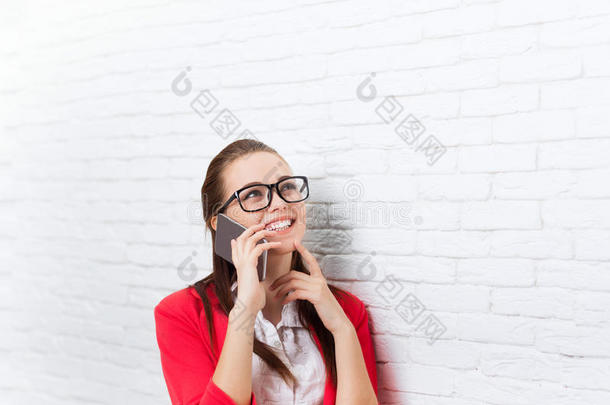 女商人开心微笑手机通话问题穿红色夹克眼镜在手机上交谈，抬头看复制空间