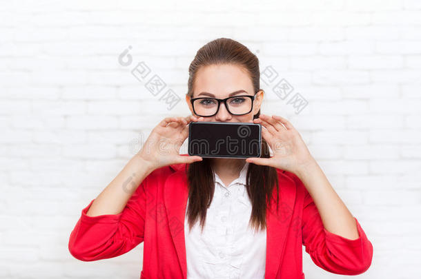 女商人<strong>展示手机</strong>智能<strong>手机</strong>屏幕与空拷贝空间，戴红色夹克眼镜