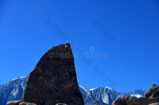 鲨鱼鳍上的登山者