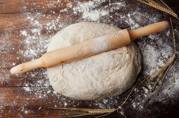 面团与面粉，擀面杖，小麦耳朵在老式桌面视图。 面包或比萨饼的自制糕点。 面包店背景。