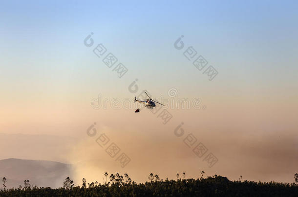 消防直升机与水桶灭火