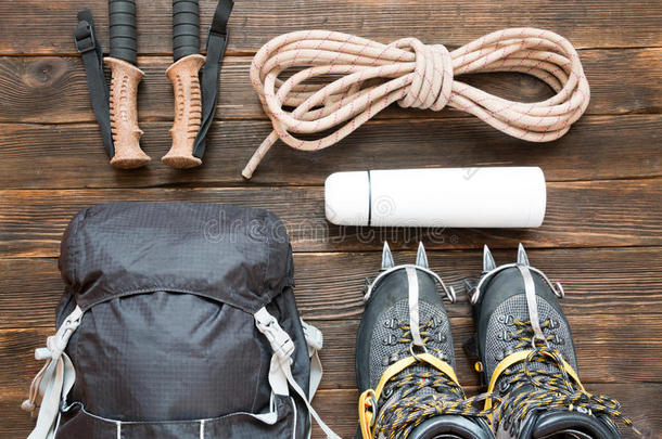 攀岩设备：绳索、登山鞋、冰爪等