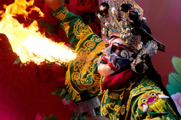 曼谷中国新年，中国歌剧演员表演吐火的传统变脸。