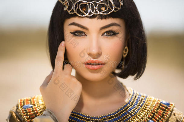 美丽的女人，<strong>时尚</strong>的化妆和发型，如埃及<strong>女王</strong>克利奥帕特拉户外对抗沙漠