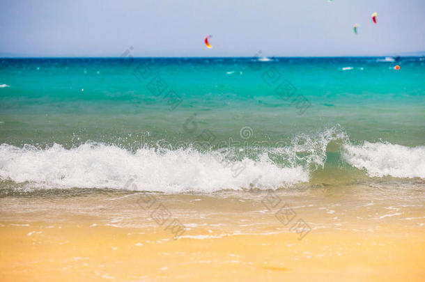 新鲜的大海海浪冲洗黄沙海滩