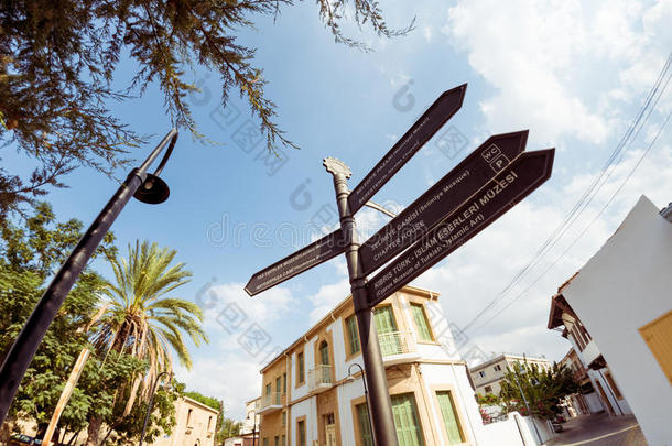 塞浦路斯尼科西亚北部路标上著名的旅游地标