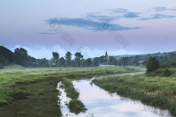 美丽而充满活力的夏日日出笼罩着英国乡村景观