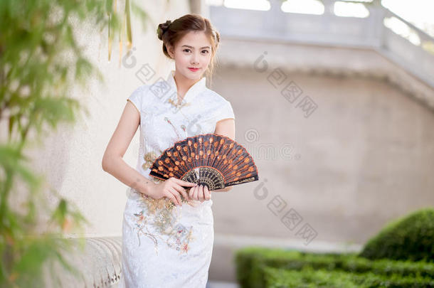 传统汉语中的亚洲中国妇女持有扇形纸