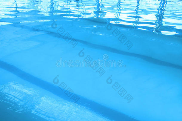 清澈的蓝色水在游泳池里荡漾。 编辑&x27；文本的空拷贝空间