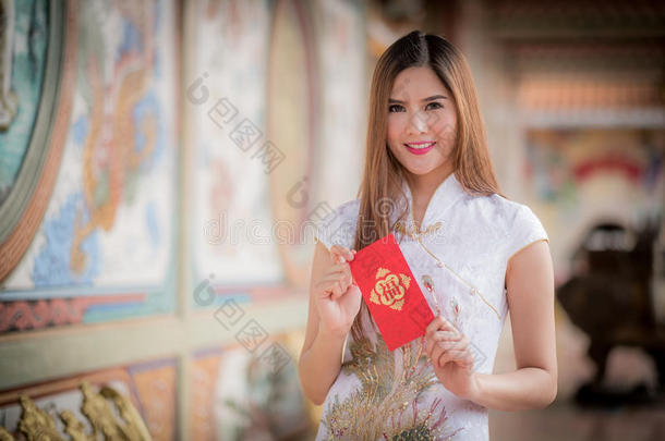 中国女人穿传统旗袍，<strong>拿红包</strong>