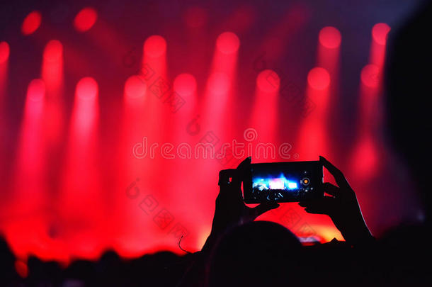 人群用iPhone录制现场音乐会