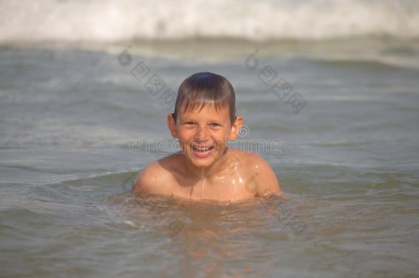 男孩在海里嬉戏，溅起浪花